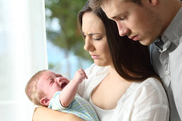 Fáradt kétségbeesett szülők és a baba sír — Stock Fotó