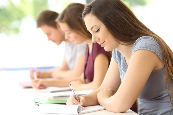 Studentów studiujących sporządzania notatek w klasie — Zdjęcie stockowe
