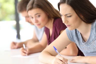 Öğrenci sınıf bir sınav taklit etmeye