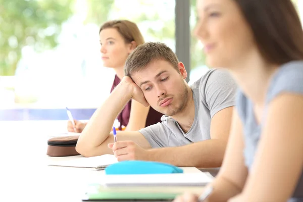 Unatkozó diák zavart során osztály az osztályteremben — Stock Fotó
