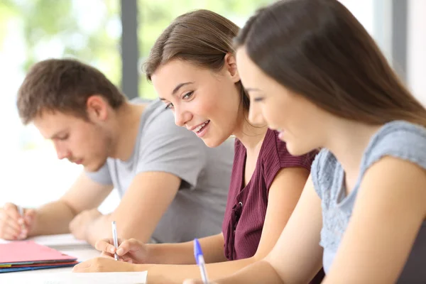 Klassenkameraden unterhalten sich während des Unterrichts in einem Klassenzimmer — Stockfoto