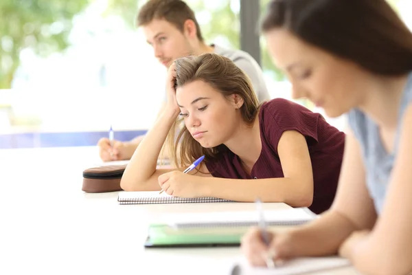 Afgeleid student tekenen tijdens een klasse — Stockfoto