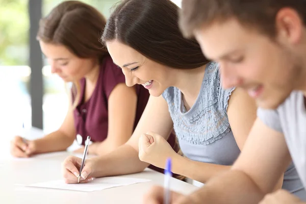 Estudiante emocionado durante un examen en el aula — Foto de Stock