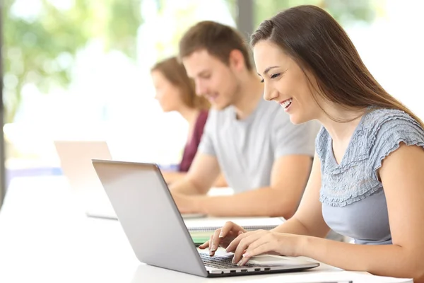 Estudante feliz procurando on-line na sala de aula — Fotografia de Stock