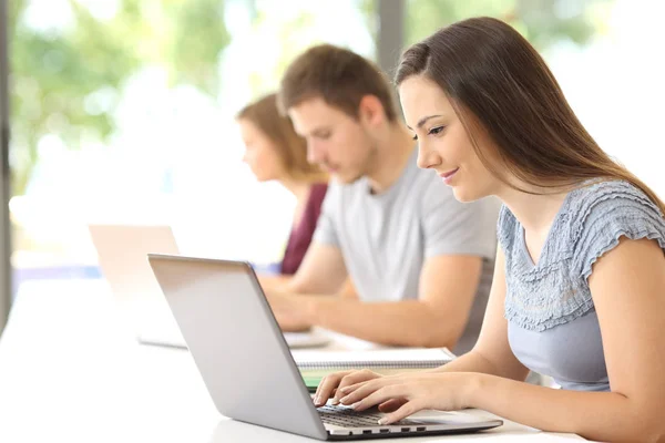Estudante pesquisando on-line em uma sala de aula — Fotografia de Stock