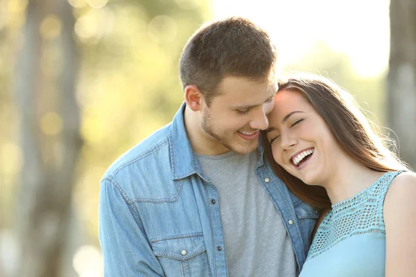 Pareja cariñosa enamorada —  Fotos de Stock