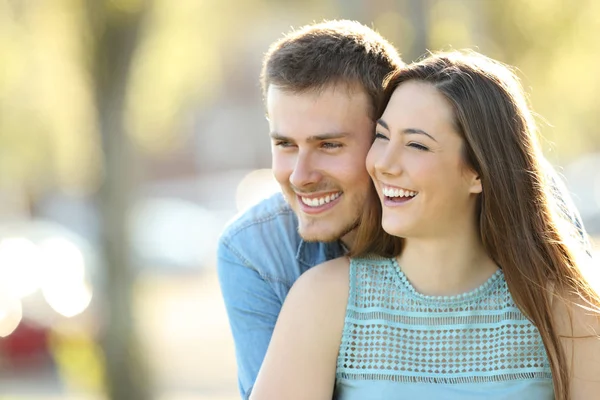 Kız arkadaşı tarafından kucakladı