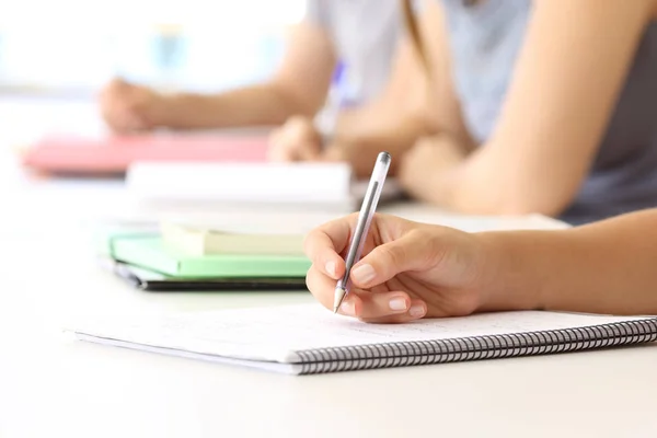 Öğrenci el bir sınıfta not alma Telifsiz Stok Imajlar