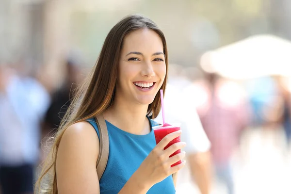 Kvinnan håller en slush och tittar på dig — Stockfoto