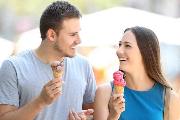Пара разговоров и поедание мороженого — стоковое фото
