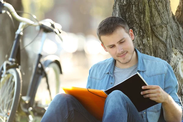 Student studia czytania notatek na zewnątrz — Zdjęcie stockowe