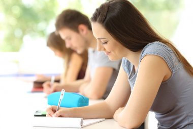 Konsantre öğrenci sınıfta not alma