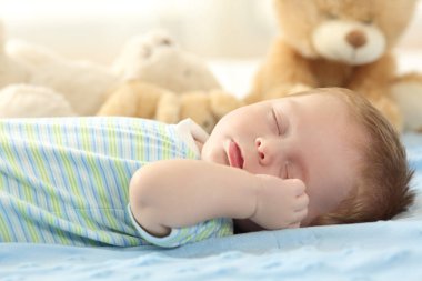 Yatakta uyuyan tatlı bebek.