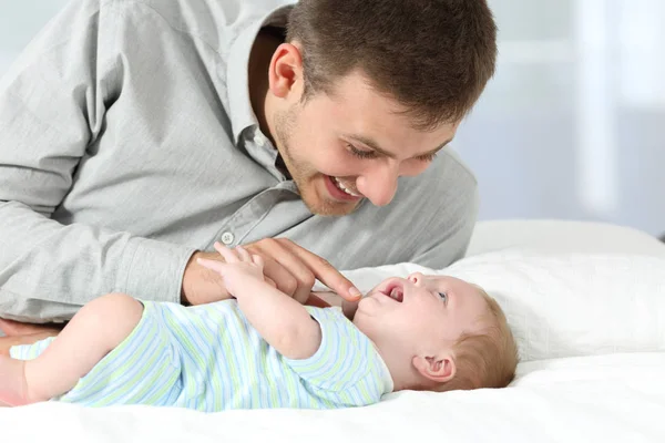 Padre felice giocare con il suo bambino figlio — Foto Stock