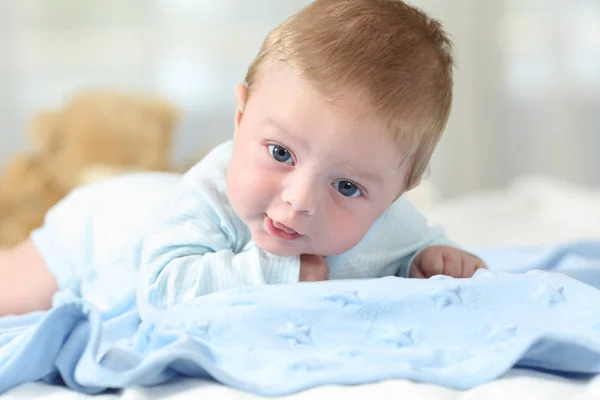 Porträt eines süßen Babys, das dich ansieht — Stockfoto