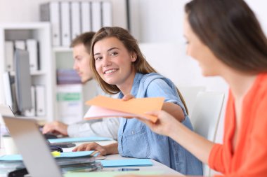 Belgeler klasörü için bir meslektaşım vererek çalışan