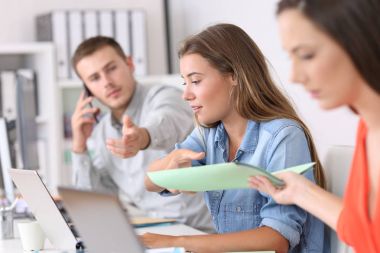 Üç iş adamları ofiste çalışkan