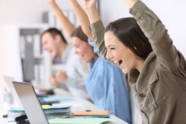 Funcionários entusiasmados recebendo boas notícias on-line — Fotografia de Stock