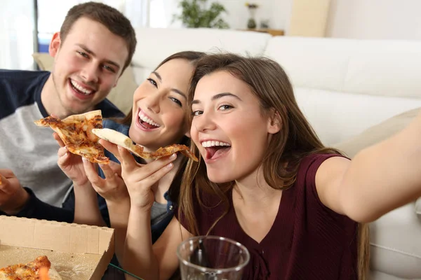 Amigos tomando selfies e comendo pizza — Fotografia de Stock