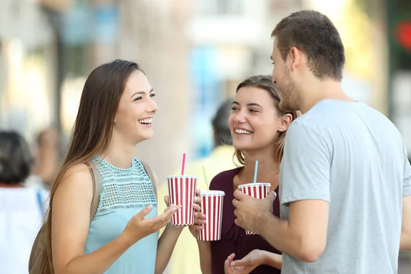 Söz ve refresments tutan arkadaşlar