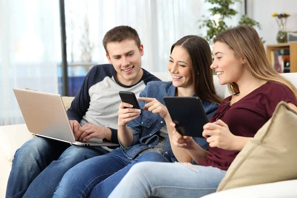 Happy vrienden delen op lijn inhoud thuis — Stockfoto