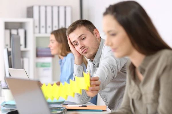 Empregado preguiçoso chato no escritório — Fotografia de Stock