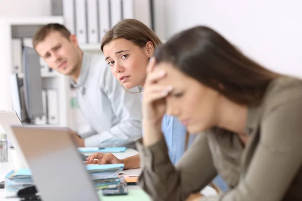 Tristes travailleurs regardant un collègue frustré — Photo