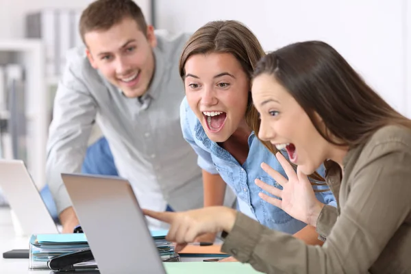 Tre glada anställda som får goda nyheter — Stockfoto