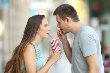 Bir paket servisi olan restoran ferahlık paylaşımı Çift