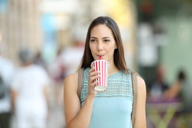 Bir paket servisi olan restoran içecek içme kadın