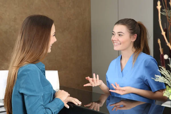 Zahnarzt oder Krankenschwester, die einen Patienten betreut — Stockfoto