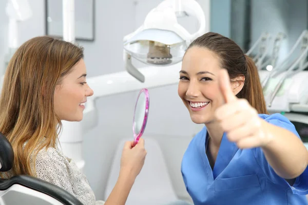 Ικανοποιημένοι πελάτες και οδοντίατρο που ελέγχει τα αποτελέσματα — Φωτογραφία Αρχείου