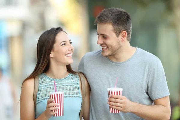 Casal flertando e segurando takeaway refrescos — Fotografia de Stock