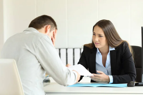 Ledsen boss skjuter en anställd på kontor — Stockfoto