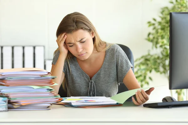 Bezorgd werknemer lezen verslag op kantoor — Stockfoto