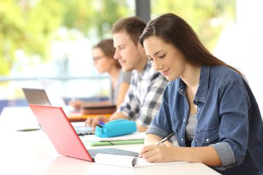 Öğrenci sınıfta not yazma