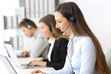 Ofiste çalışan telemarketer