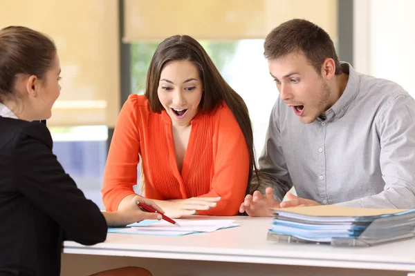 Clientes sorprendidos leyendo las condiciones del contrato —  Fotos de Stock