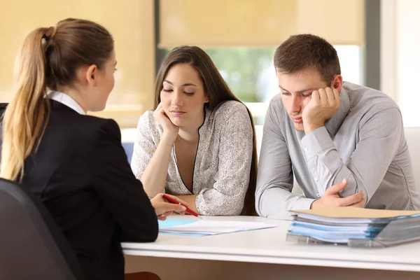 Mala vendedora con clientes no convencidos — Foto de Stock