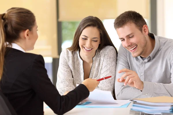 Clientes prontos para assinar um contrato no escritório — Fotografia de Stock