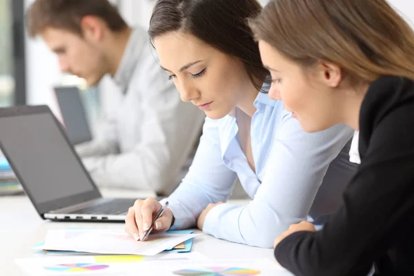 Coworking-Mitarbeiter analysieren Daten — Stockfoto