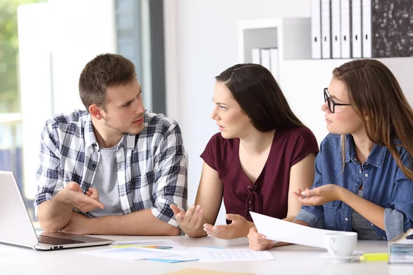 Werknemers met een baan gesprek op kantoor — Stockfoto