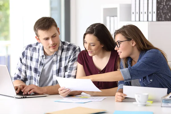 Entrepreneurs analyzing a report at office — Stock Photo, Image