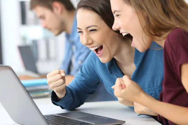 Aufgeregte Geschäftsfrauen lesen Online-Nachrichten — Stockfoto