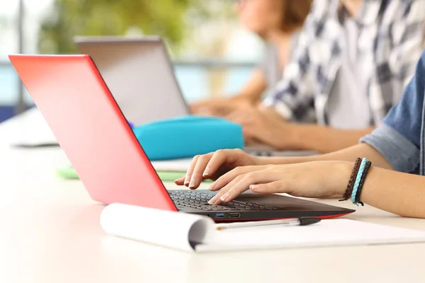 Mani degli studenti che imparano on line in classe — Foto Stock