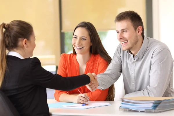 Nöjda kunder handskakning efter en affär — Stockfoto