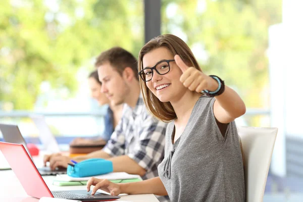 Glad student som bär glasögon poserar — Stockfoto