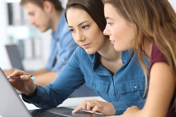 Allvarlig anställda som arbetar på rad på kontor — Stockfoto