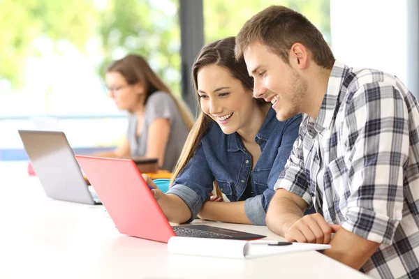 Two students learning on line together — Stock Photo, Image