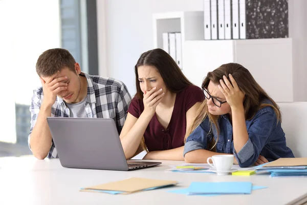 Orolig business-team titta på linje innehåll — Stockfoto